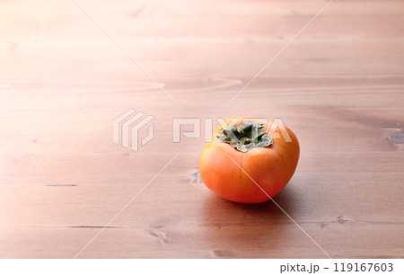 秋の味覚 バラで置いた柿 （ 木目背景 ）柿の実 かき 果物 119167603
