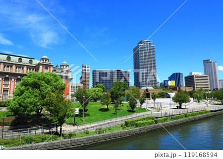 都会のオアシス　中之島公園と高層マンション風景 119168594
