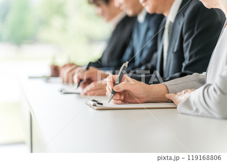 セミナー・講習会を受講するスーツ姿のビジネスマン男女 119168806
