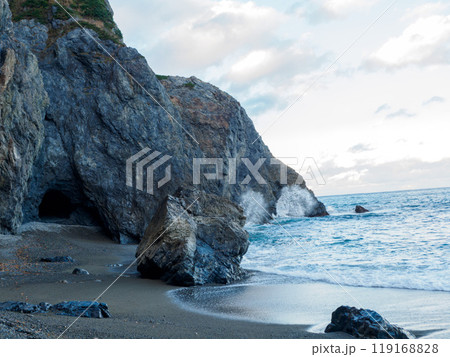 波の侵食でできる洞窟とはこういうこと 119168828