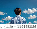 青空と学校の制服を着た男の子の後姿。 119168886