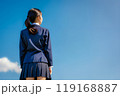 青空と学校の制服を着た女の子の後姿。 119168887