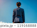 青空と学校の制服を着た男の子の後姿。 119168888