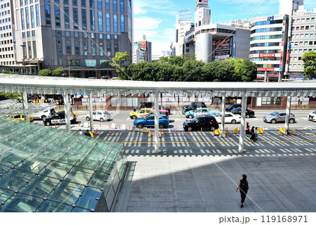 横浜駅西口の駅前の風景 横浜駅西口の駅前の風景 119168971