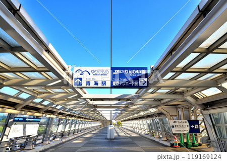 お台場テレポートブリッジを渡る人 119169124