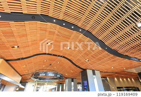 【愛媛県】リニューアルした新・JR松山駅の内装 119169409