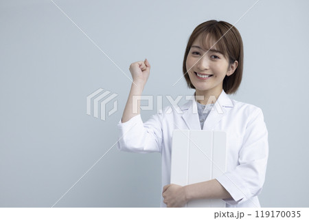 白衣を着た医療従事者の女性 119170035
