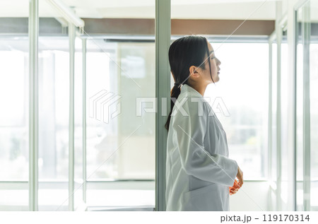 白衣を着た女性 白衣を着た女性 119170314