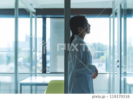 白衣を着た女性 白衣を着た女性 119170316