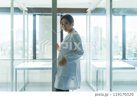 白衣を着た女性 119170320