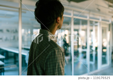 若い男性 若い男性 119170325