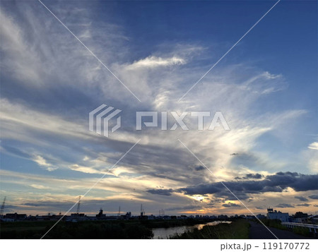 秋の夕暮れの空 119170772