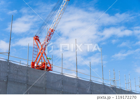 建設現場のクレーンと仮設足場 119172270