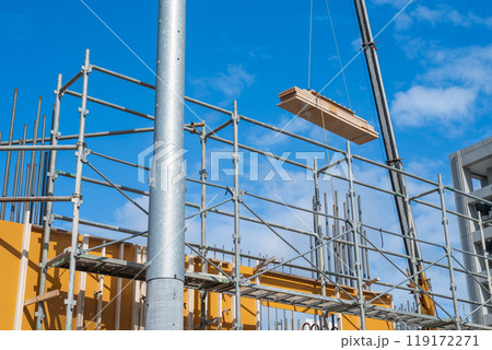 クレーンによる資材の荷揚げ作業 クレーンによる資材の荷揚げ作業 119172271