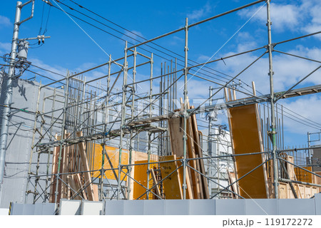 青空の建設現場と型枠工事 青空の建設現場と型枠工事 119172272