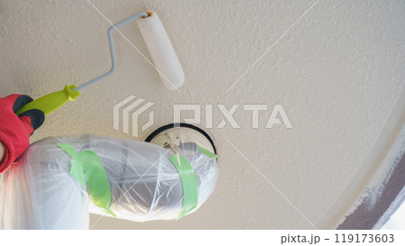 外壁塗装のイメージ|排水管を養生して外壁(軒天井)を塗装する作業員 外壁塗装のイメージ|排水管を養生して外壁(軒天井)を塗装する作業員 119173603
