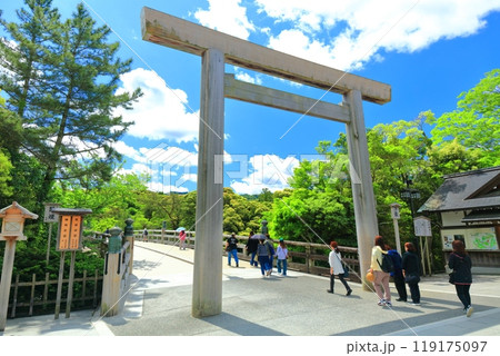 【三重県】晴天の伊勢神宮の宇治橋鳥居 119175097