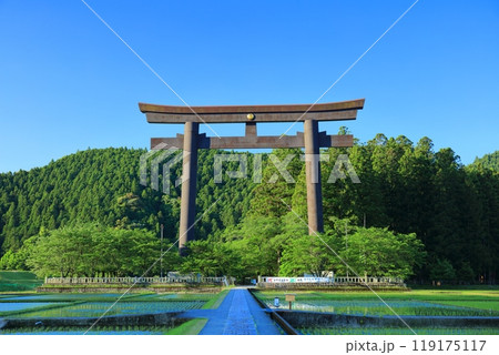 【和歌山県】快晴の大斎原の大鳥居（熊野本宮大社） 119175117