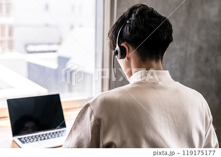 インカムをした男性 119175177