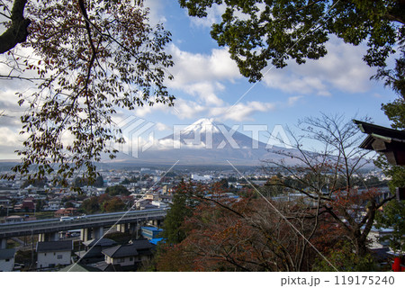 秋を感じる紅葉の奥に富士山を望む 119175240