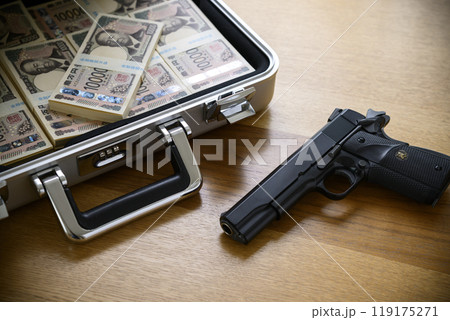 銃とアタッシュケースに入れられた札束 銃とアタッシュケースに入れられた札束 119175271