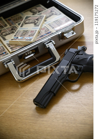 銃とアタッシュケースに入れられた札束 119175272