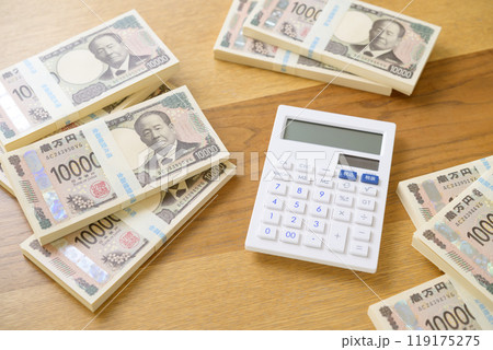 机に置かれた札束と電卓(新紙幣バージョン) 机に置かれた札束と電卓(新紙幣バージョン) 119175275