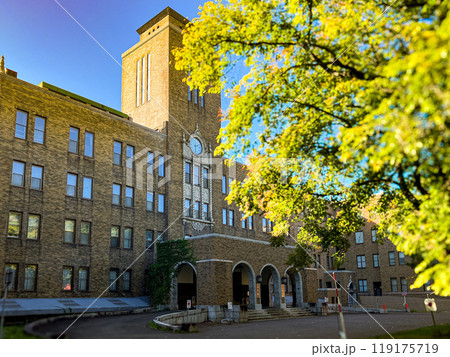 北海道大学農学部本館 斜め正面 札幌市北区 秋 119175719