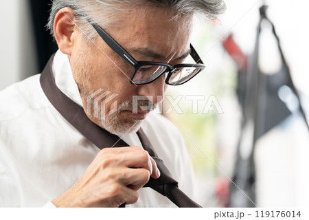 ビジネスマン　支度 119176014