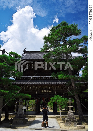 夏の天橋立　智恩寺の三門「黄金閣」 119176094