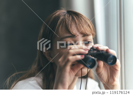 双眼鏡を持つ女性 119176124