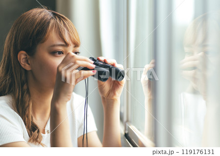 双眼鏡を持つ女性 119176131