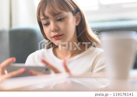 スマートフォンを使う女性 119176141
