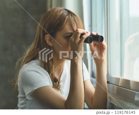 双眼鏡を持つ女性 双眼鏡を持つ女性 119176145