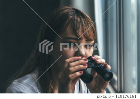 双眼鏡を持つ女性 双眼鏡を持つ女性 119176161