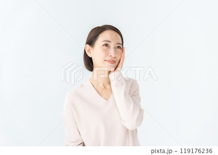 ミドル女性　ビューティー　 119176236