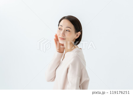 ミドル女性　ビューティー　 119176251