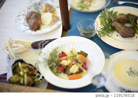 バルコニーで昼食を バルコニーで昼食を 119176518