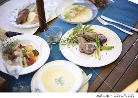 バルコニーで昼食を バルコニーで昼食を 119176519