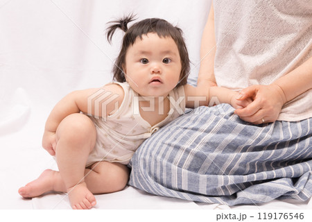【おばあさんに抱っこさってるツインテールの赤ちゃん】 【おばあさんに抱っこさってるツインテールの赤ちゃん】 119176546