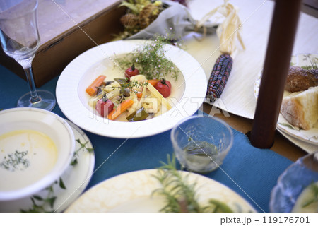 バルコニーで昼食を 119176701