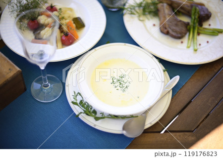 バルコニーで昼食を バルコニーで昼食を 119176823