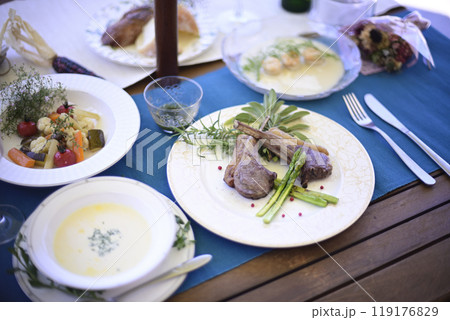 バルコニーで昼食を バルコニーで昼食を 119176829