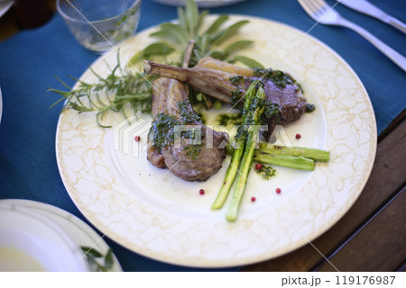 バルコニーで昼食を 119176987