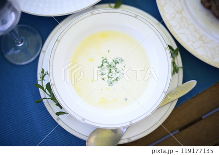 バルコニーで昼食を 119177135