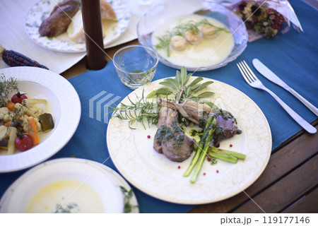バルコニーで昼食を バルコニーで昼食を 119177146