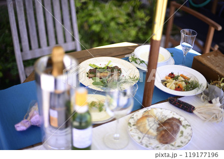 バルコニーで昼食を バルコニーで昼食を 119177196