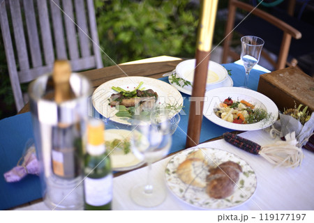 バルコニーで昼食を 119177197