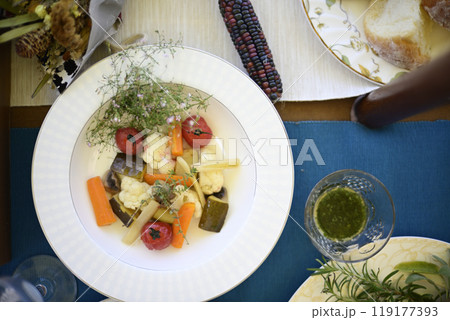 バルコニーで昼食を バルコニーで昼食を 119177393