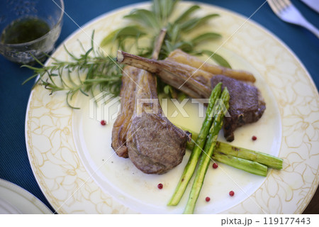バルコニーで昼食を バルコニーで昼食を 119177443